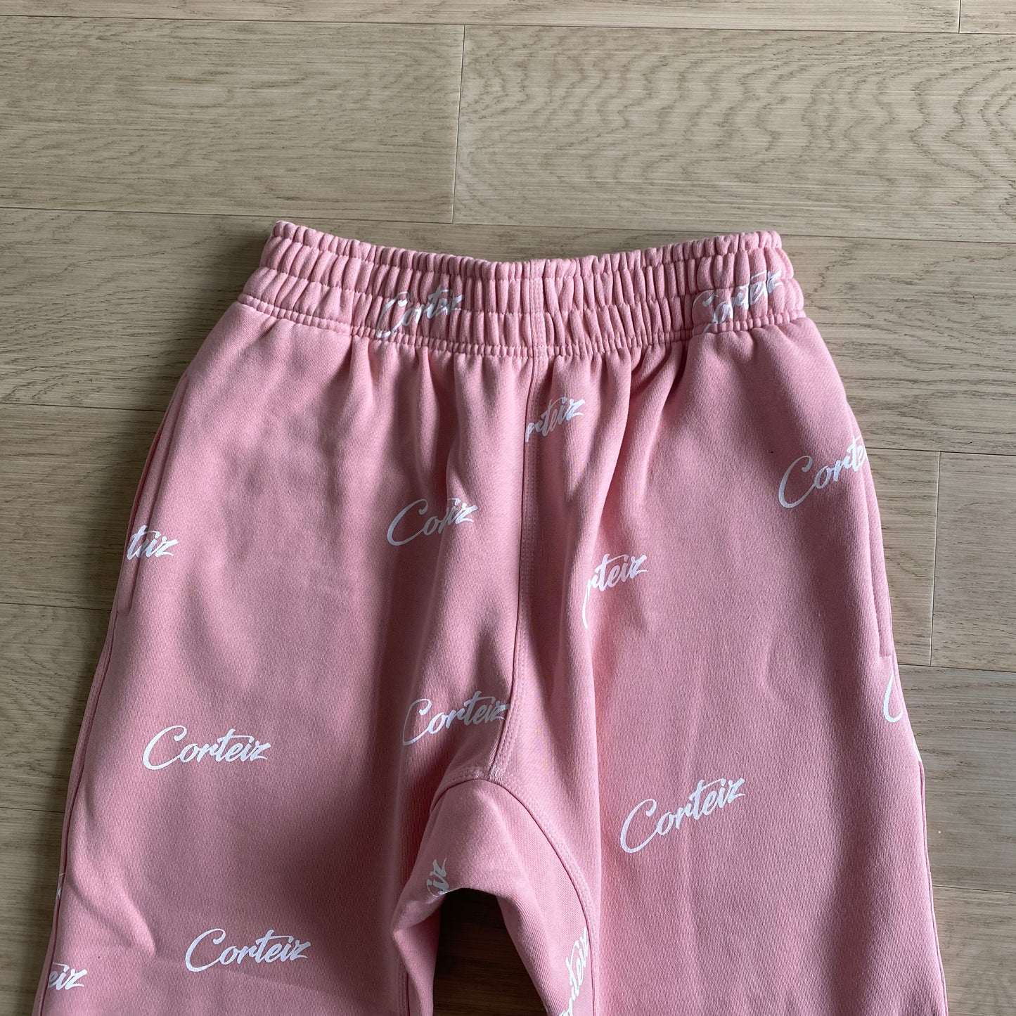 Corteiz All Over Print Joggers – Pink/White